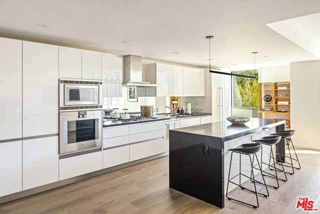 9000 W 3rd Street 208, Los Angeles, CA 90048