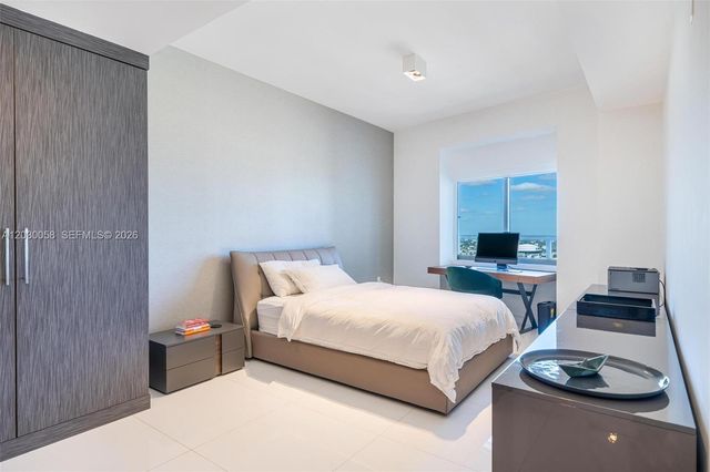 1100 Biscayne Blvd 5203, Miami, FL 33132