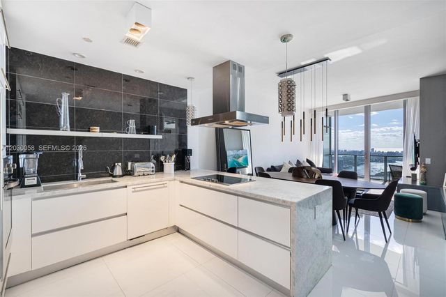 1100 Biscayne Blvd 5203, Miami, FL 33132