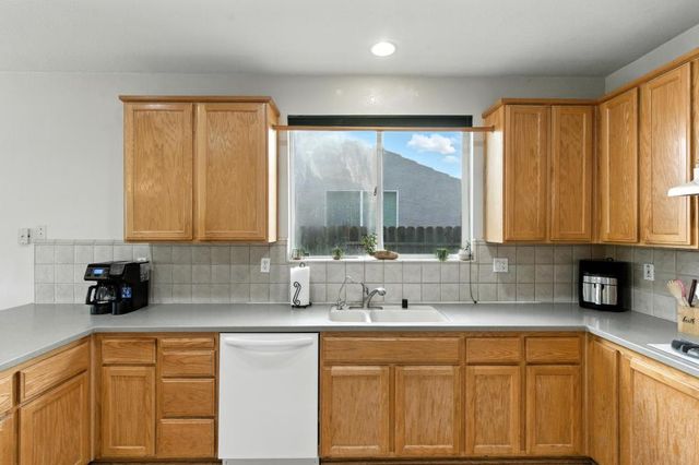 9028 Brittany Park Dr, Sacramento, CA 95829