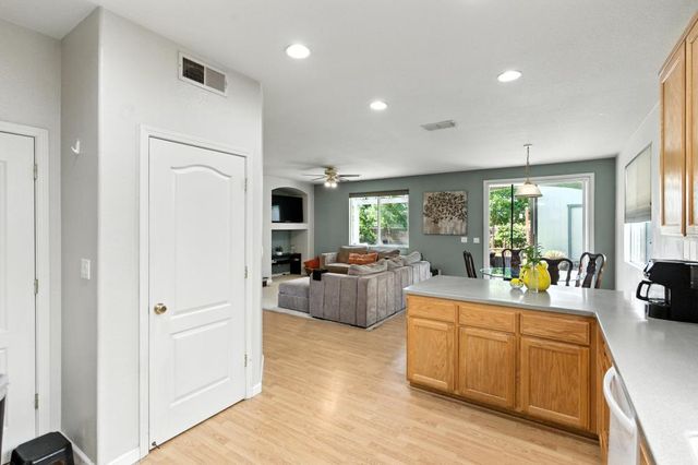 9028 Brittany Park Dr, Sacramento, CA 95829