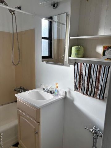 209-10 41 Avenue 2E, Bayside, NY 11361