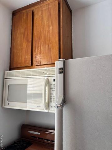 209-10 41 Avenue 2E, Bayside, NY 11361