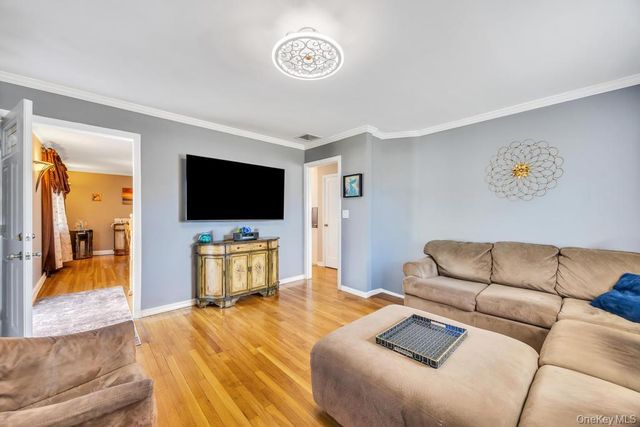 33 Albert Street, Hicksville, NY 11801