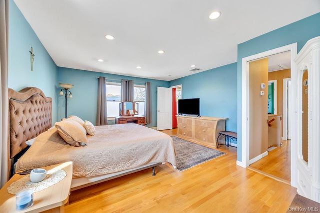 33 Albert Street, Hicksville, NY 11801