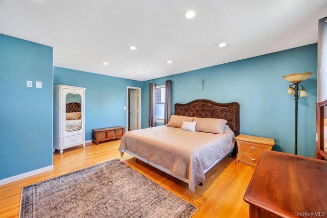 33 Albert Street, Hicksville, NY 11801