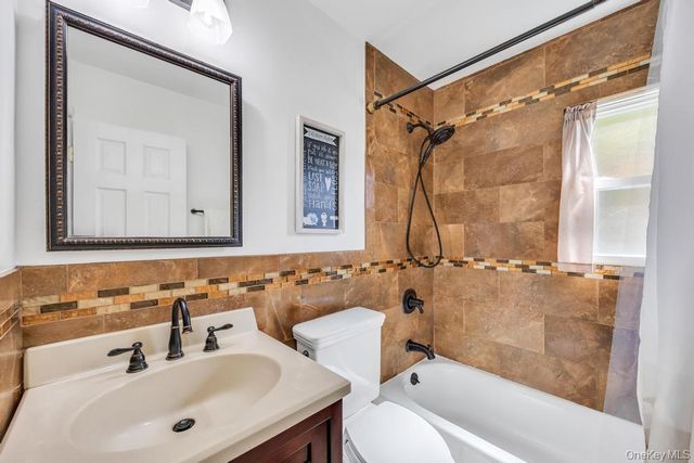 33 Albert Street, Hicksville, NY 11801