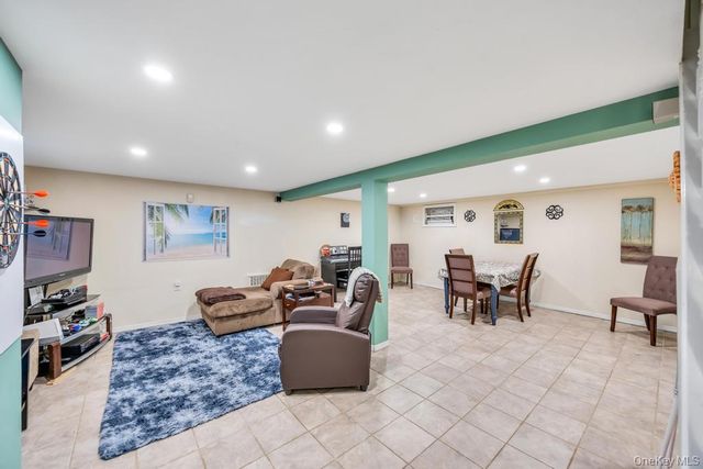 33 Albert Street, Hicksville, NY 11801