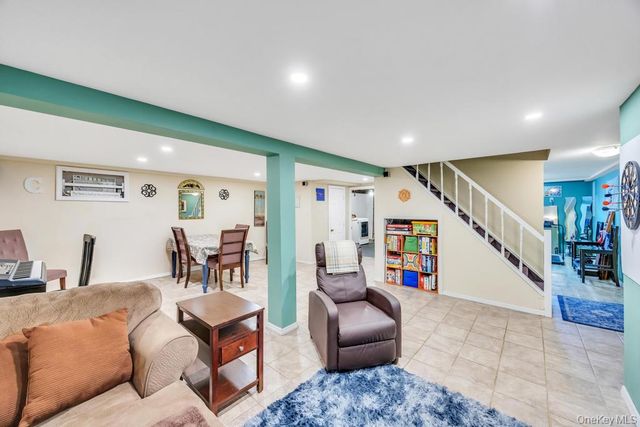 33 Albert Street, Hicksville, NY 11801