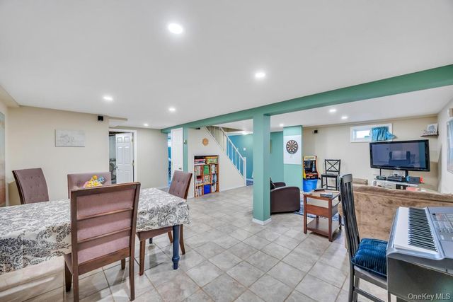 33 Albert Street, Hicksville, NY 11801