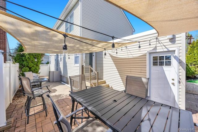 33 Albert Street, Hicksville, NY 11801