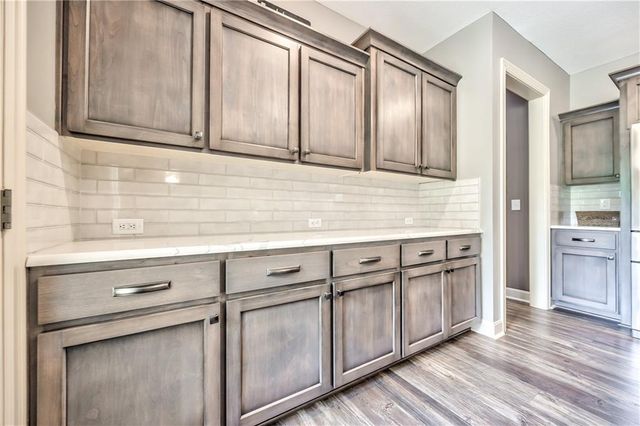 24020 W 80th Street, Lenexa, KS 66227