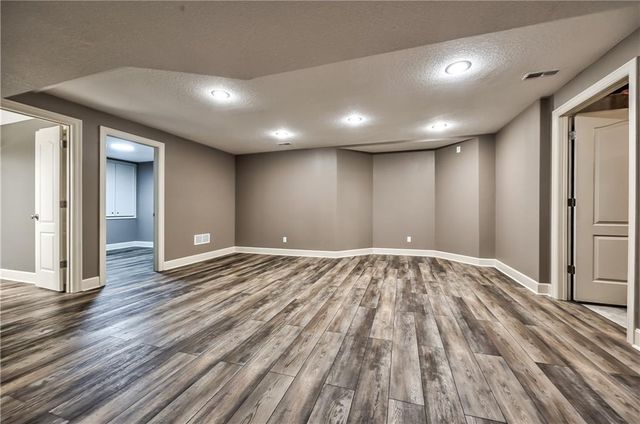 24020 W 80th Street, Lenexa, KS 66227