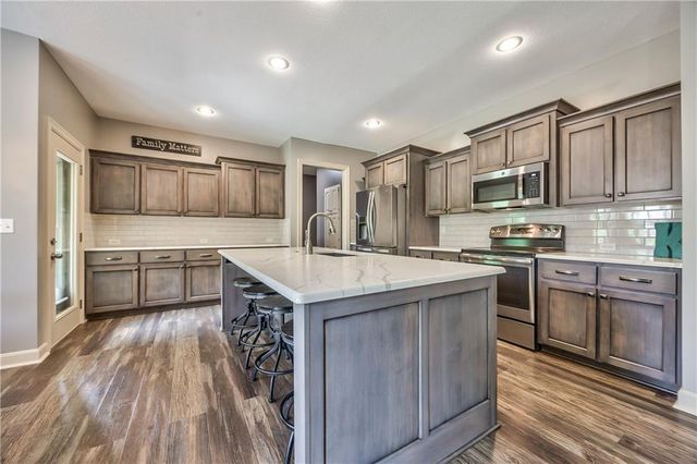 24020 W 80th Street, Lenexa, KS 66227