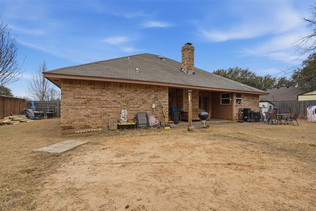 704 Daniels Drive, Crowley, TX 76036