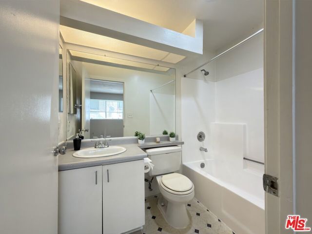 326 S Manhattan Place 104, Los Angeles, CA 90020