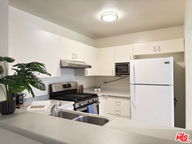 326 S Manhattan Place 104, Los Angeles, CA 90020