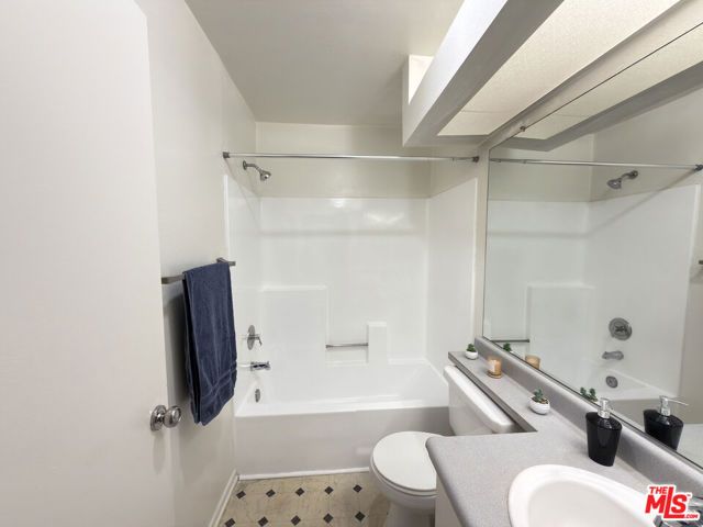 326 S Manhattan Place 104, Los Angeles, CA 90020