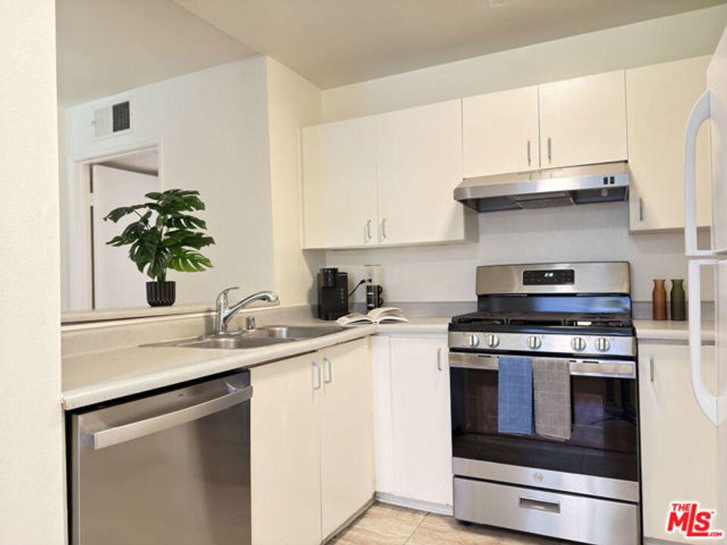 326 S Manhattan Place 104, Los Angeles, CA 90020