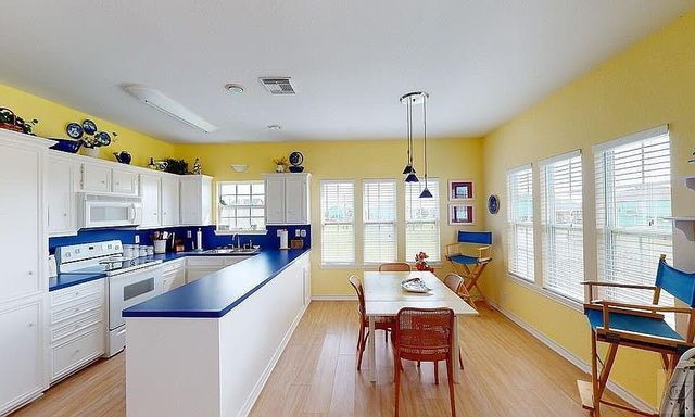978 Mary Ann, Crystal Beach, TX 77650