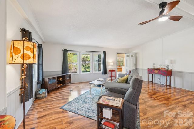 200 Cranbrook Circle, Hendersonville, NC 28792