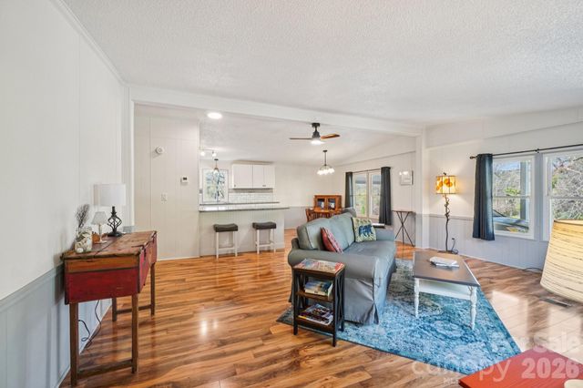 200 Cranbrook Circle, Hendersonville, NC 28792