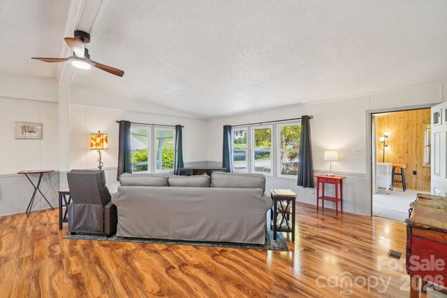 200 Cranbrook Circle, Hendersonville, NC 28792