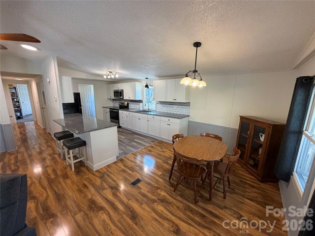 200 Cranbrook Circle, Hendersonville, NC 28792