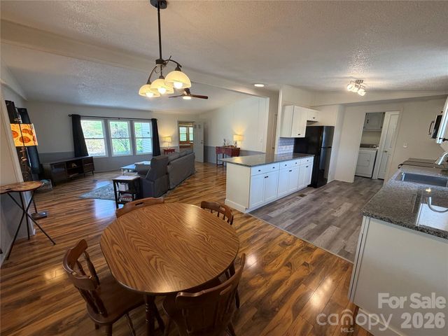 200 Cranbrook Circle, Hendersonville, NC 28792