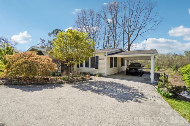 200 Cranbrook Circle, Hendersonville, NC 28792