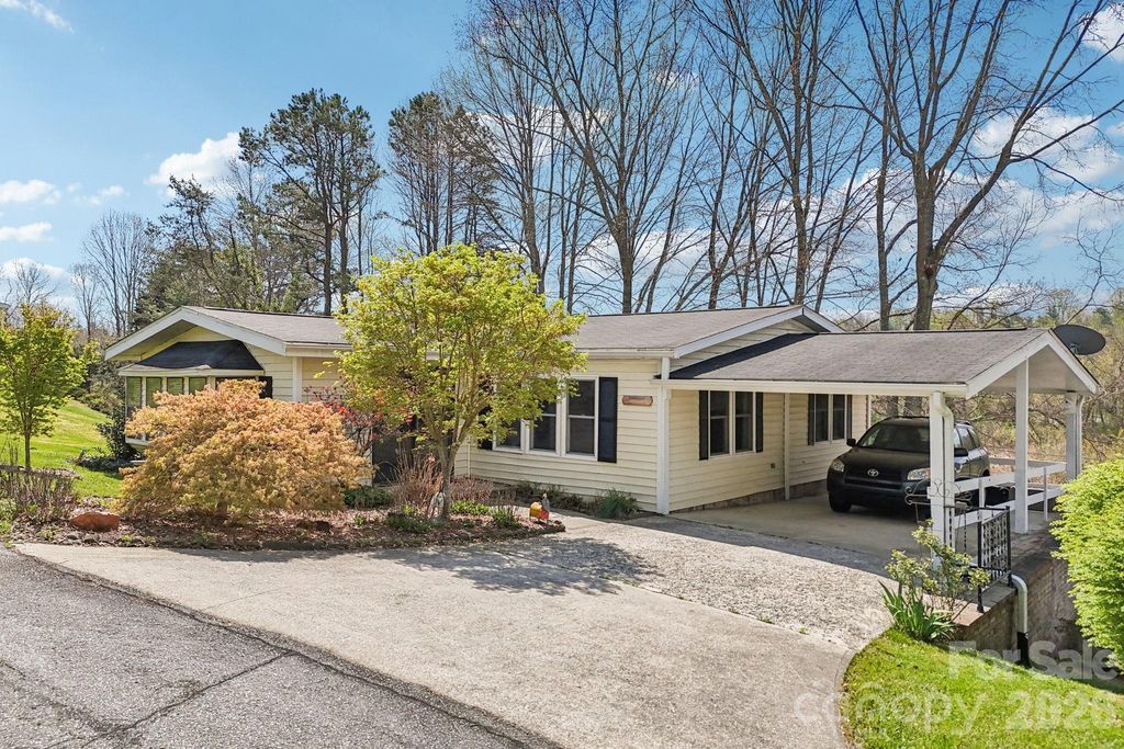200 Cranbrook Circle, Hendersonville, NC 28792