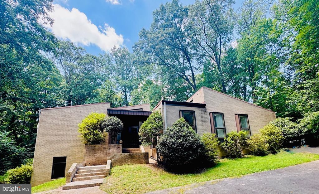 3520 GLENBROOK RD, Fairfax, VA 22031