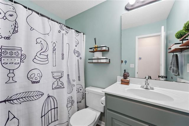 10220 N Lewis Avenue, Kansas City, MO 64157