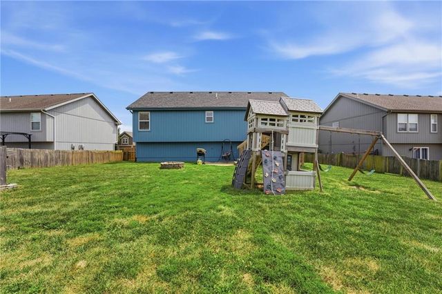 10220 N Lewis Avenue, Kansas City, MO 64157
