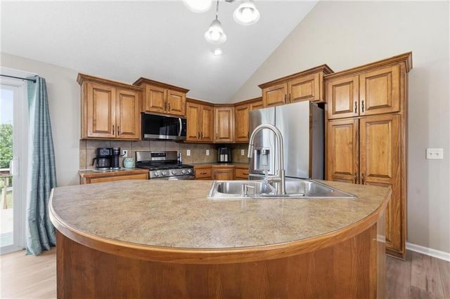 10220 N Lewis Avenue, Kansas City, MO 64157