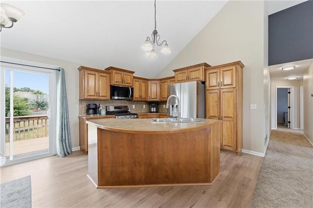 10220 N Lewis Avenue, Kansas City, MO 64157