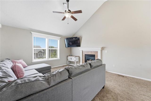 10220 N Lewis Avenue, Kansas City, MO 64157