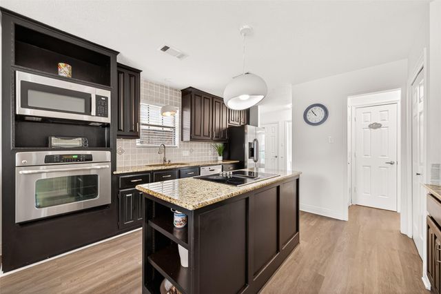 1627 N Hearthside Drive, Richmond, TX 77406