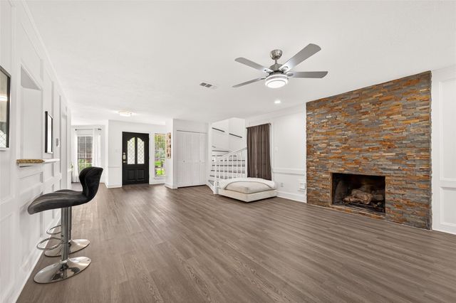 1627 N Hearthside Drive, Richmond, TX 77406