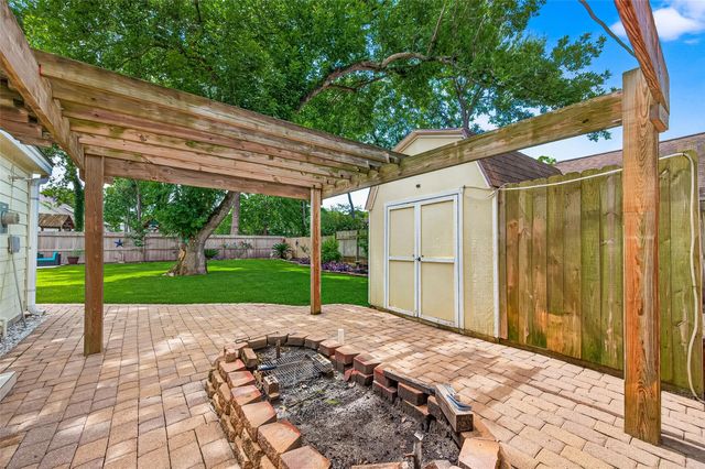 1627 N Hearthside Drive, Richmond, TX 77406