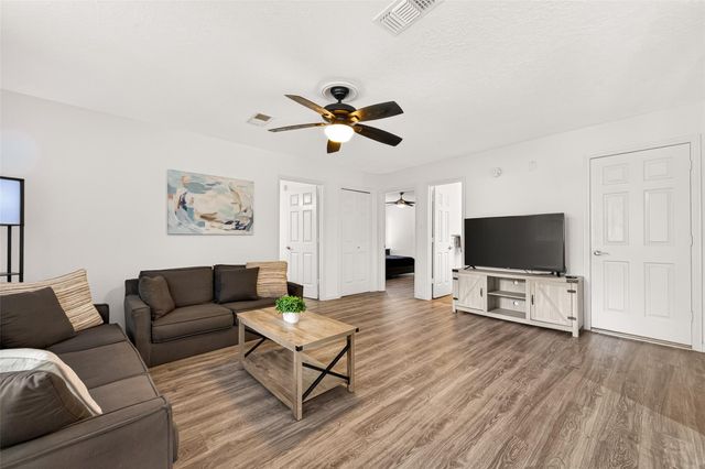1627 N Hearthside Drive, Richmond, TX 77406