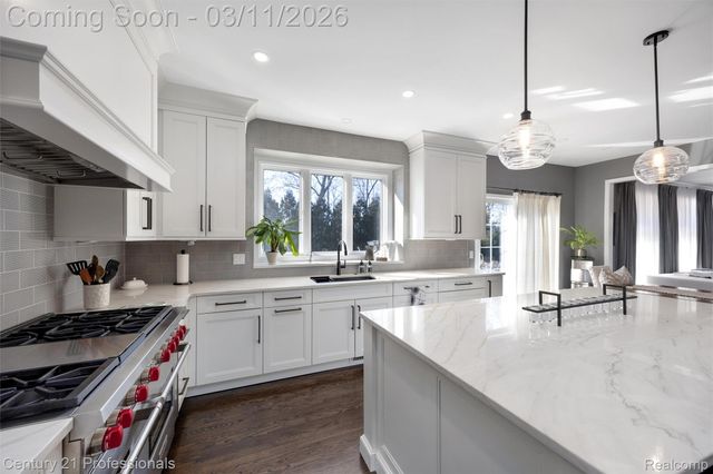 2392 Kingscross Drive, Shelby Charter Township, MI 48316