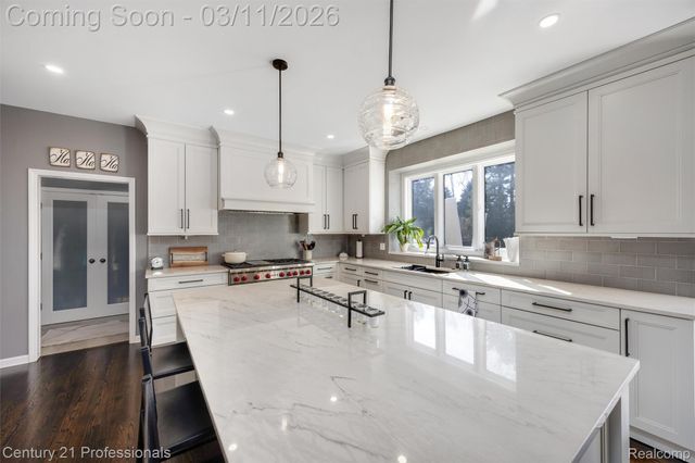 2392 Kingscross Drive, Shelby Charter Township, MI 48316