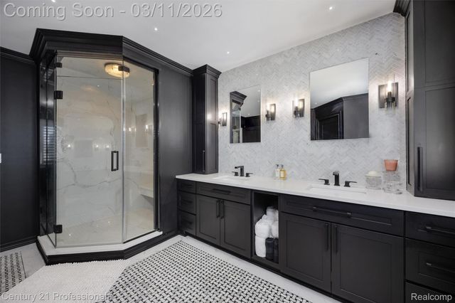 2392 Kingscross Drive, Shelby Charter Township, MI 48316