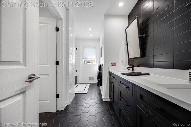 2392 Kingscross Drive, Shelby Charter Township, MI 48316