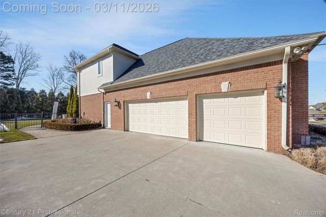 2392 Kingscross Drive, Shelby Charter Township, MI 48316