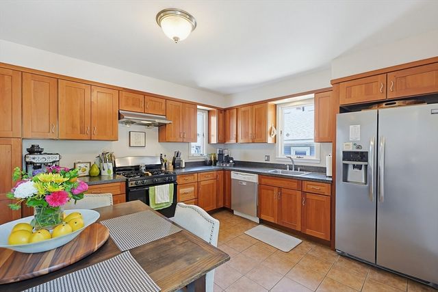 72 Dysart St, Quincy, MA 02169