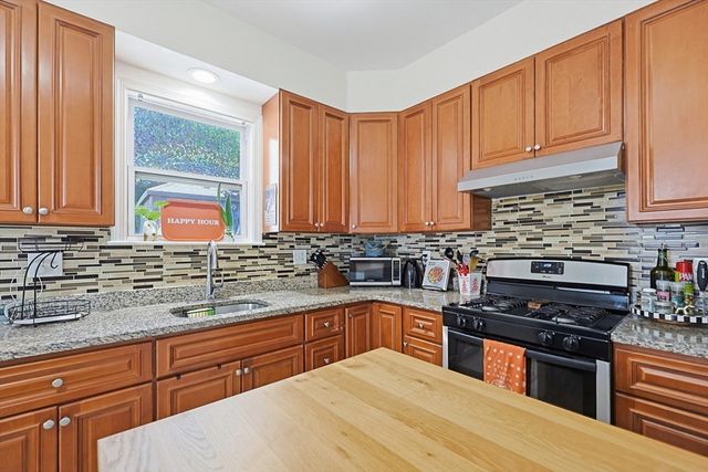 72 Dysart St, Quincy, MA 02169