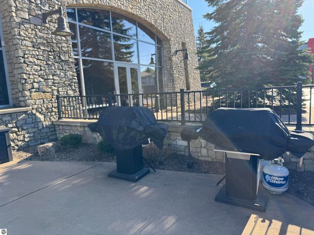 1941 US-131 N # 50, Traverse City, MI 49686