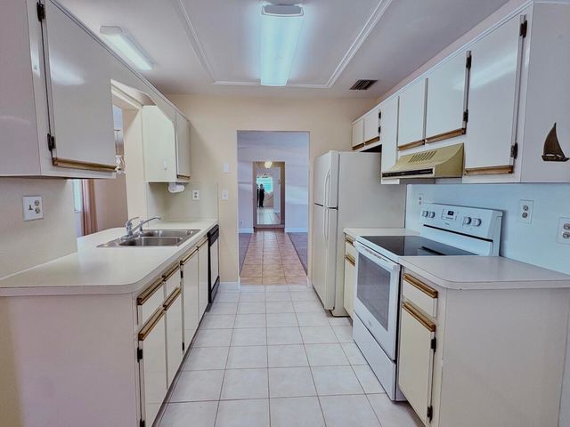 2003 SW 18th Street, Boynton Beach, FL 33426